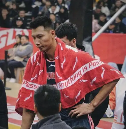 赵继伟调侃沈梓捷拉菲梗,中国男篮出征