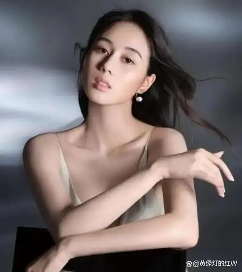 赌王女儿何超欣长相清秀甜美,女人届的天花板!