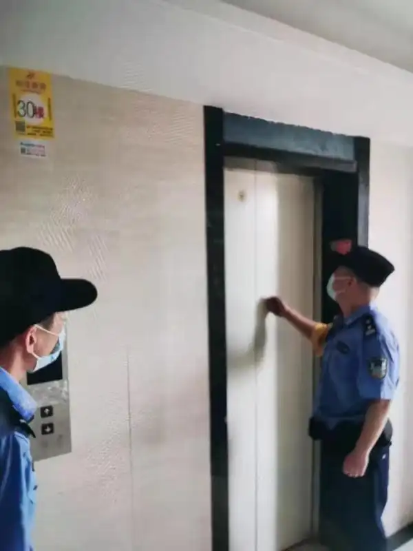 小区停电居民被困电梯,民辅警爬30层楼救人