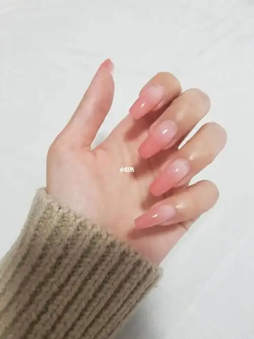 蜜桃粉色春日渐变美甲