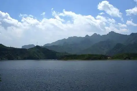 p>庙宫水库,位于河北省承德市围场县县城南 30千米处的伊逊河干流上