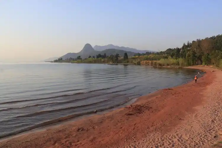 玉溪抚仙湖边上的红沙滩