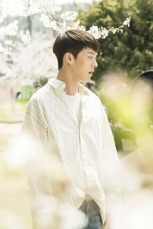 张基龙《过来抱抱我》海量剧照曝光 百变型男清新文艺or成熟有型