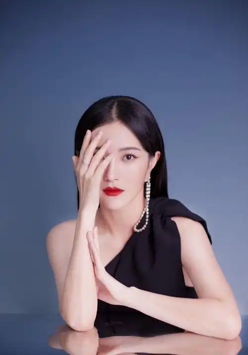 简介:包文婧开叉黑裙性感写真图片,分享一组包文婧图片给大家,图中的