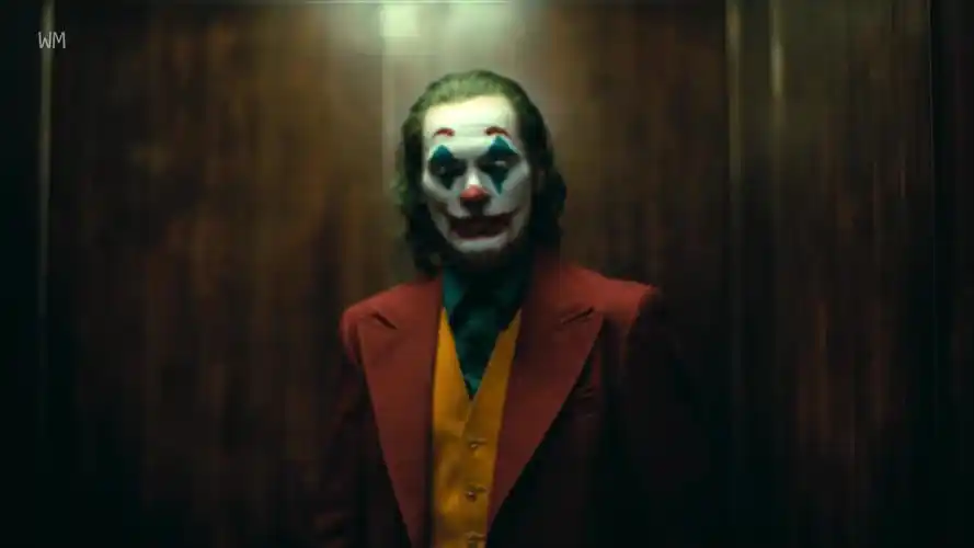 菲尼克斯的小丑完美诠释了 绝望之后的觉醒才是真的疯狂