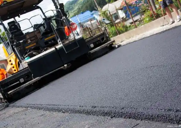 沥青混凝土施工是道路和地面工程中常用的一种材料,具有良好的耐久性