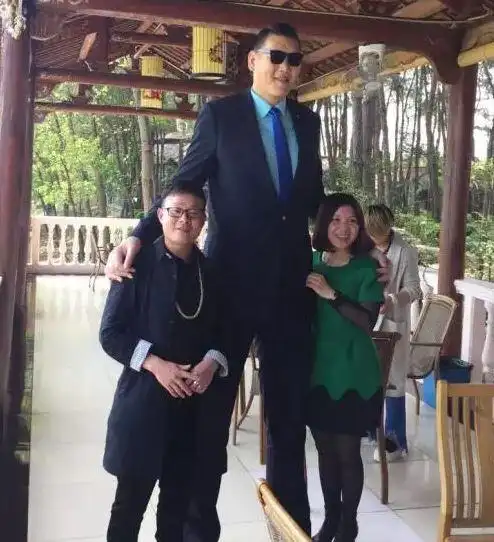 亚洲第一巨人身高2.38米,与姚明做过队友,31岁却还找不到对象