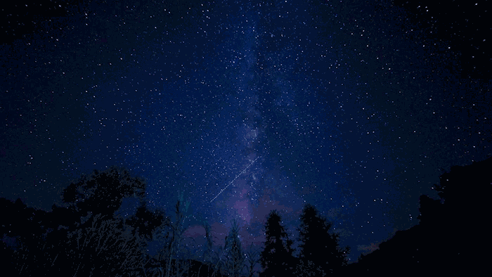 温柔的星空应该让你感动,我在你身旁,为你布置一片天空.