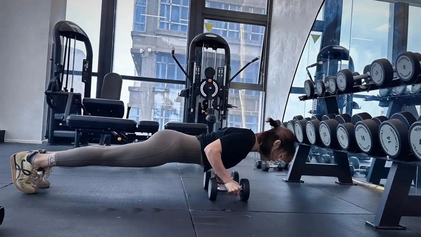 我比较贪心 健身不仅要健康,更要呦帅又美#女生俯卧撑 #我的 - 抖音