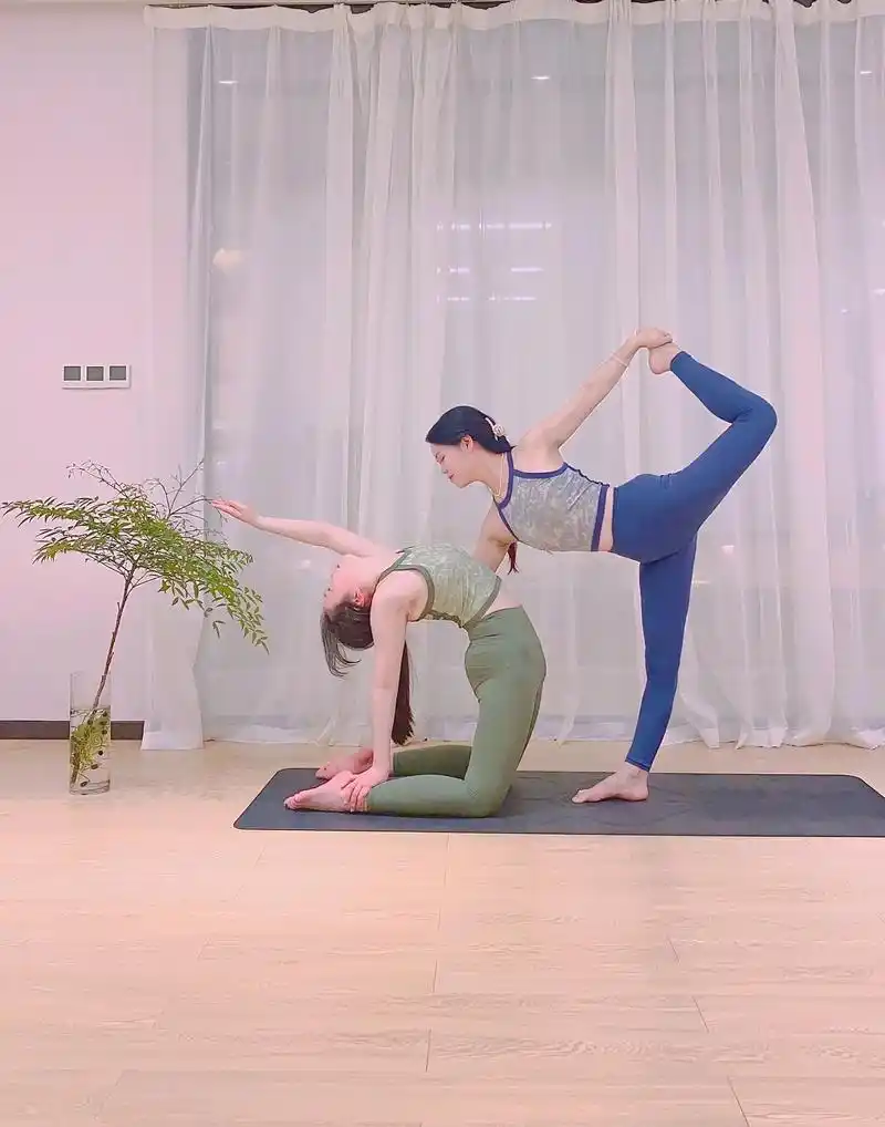 双人瑜伽:是两个人共同的信任,默契,平衡,核心,觉 - 抖音