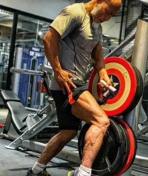 "老年彭于晏"健身19年,容光焕发重获"新生",娶小13岁娇妻