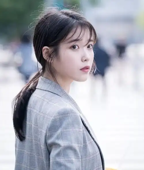 担心低马尾显脸大的妹纸们,可以像iu小姐姐一样,放下刘海,留几缕碎