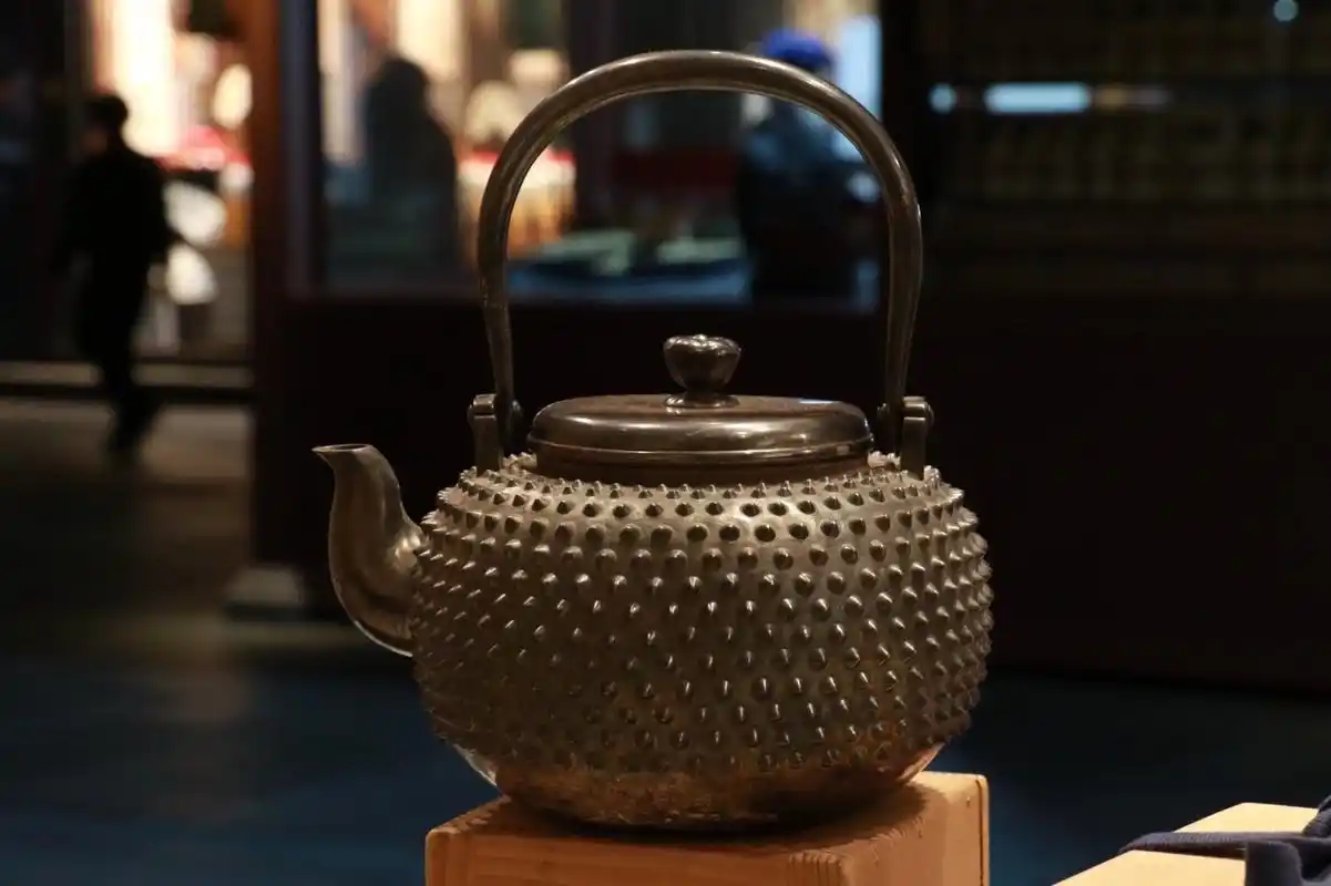 1 ,看堂号,名款画押 早期时,做银壶是以个人做的好而出名,后来把技艺