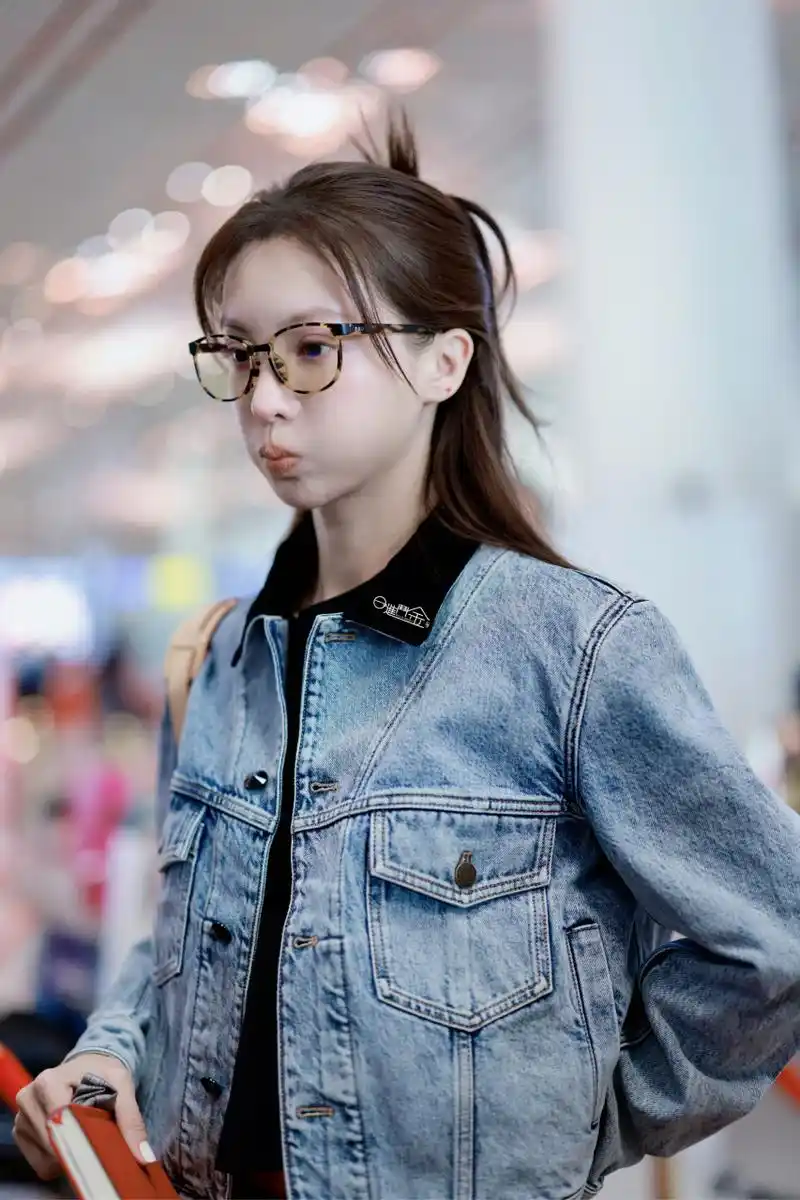 金晨最新机场街拍,简单又不失时尚,美疯啦[太开心]#热点引擎计划