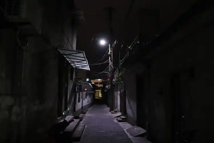 夜晚的小巷子幽远深邃