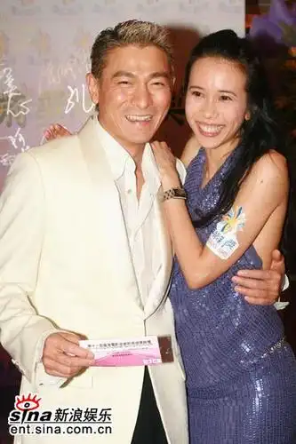 图文:金紫荆奖颁奖礼-刘德华莫文蔚热情拥抱