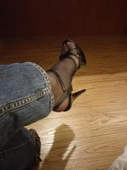 男生喜欢穿女式高跟鞋而且是颜色鲜亮的细的超高跟请问是什么心理需不