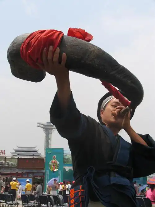 瑶族乐器——牛角(刘军摄)民间娱乐和日常祭祀用的乐器,有长鼓(黄泥鼓