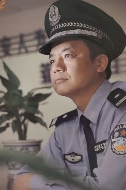 观黄建军《泸州警察》封面人物肖 像摄影展有感