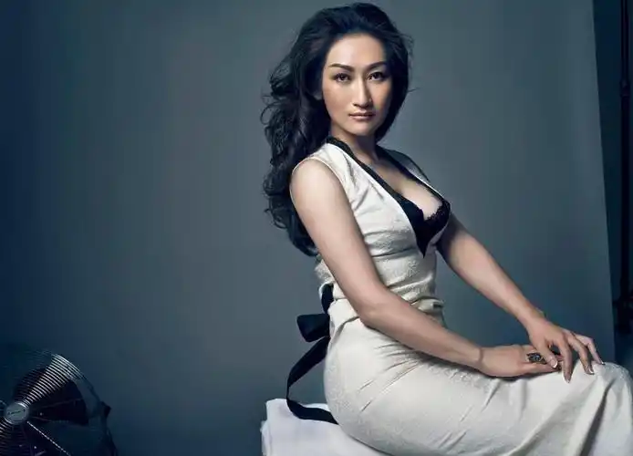 《谎言背后》中刘姐的扮演者是:杨子仪.