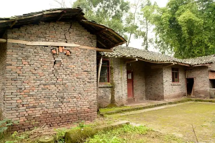 田土种得少了,乡亲们的钱包却鼓了,过去羡慕的砖瓦房如今开始破败了