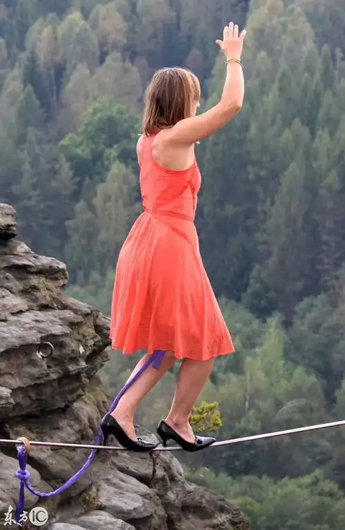 赤脚走钢丝还不算,25岁的她穿细高跟踩着走!钢丝上的女人没毛病