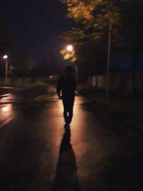 这个模糊的身影带我冲刺1000米 头要掉了