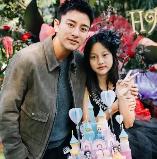 甜馨11岁生日,贾乃亮李小璐挨着吃饭,不交流,女方42岁状态好-腾讯新闻