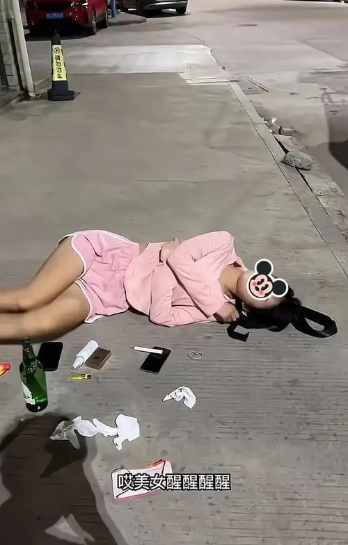 一女子失恋后喝醉酒倒在路边陌生男子上前询问我当你男朋友吧