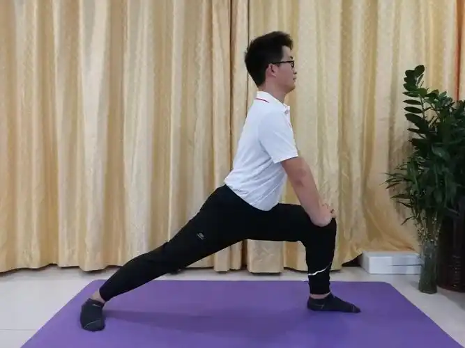 弓步压腿4x8拍(一二8拍动作相同,三四8拍动作相反)