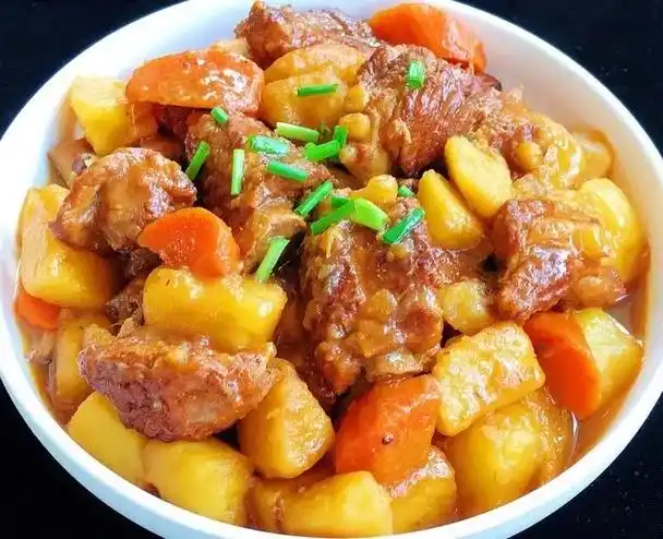 无敌下饭,好吃到舔盘的红烧排骨炖土豆 排骨软烂脱 - 抖音