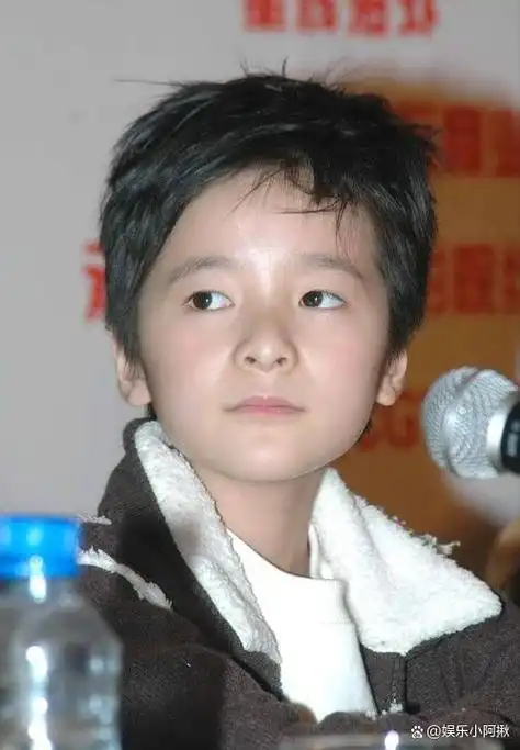 实际上,那个小男孩的角色由一位小女孩来扮演!