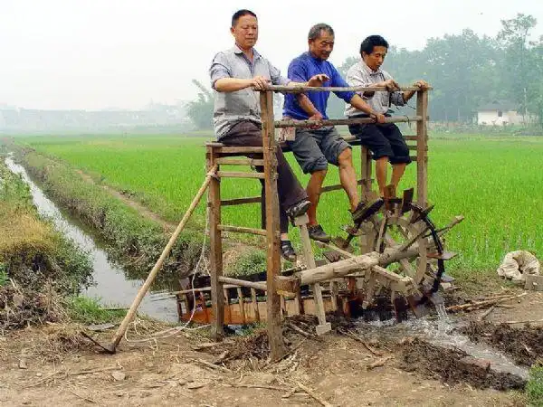 脚踏式水车(坐踏)人力水车,是我国古人发明的杰出农具,有1700余年的
