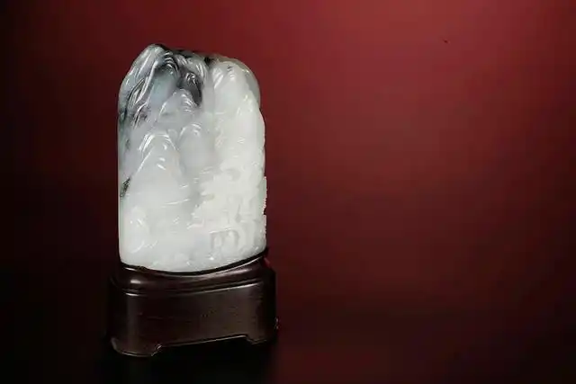 9月26日晚,中国工艺美术大师苏然做客藏玉空间,精选双款亲工玉雕作品