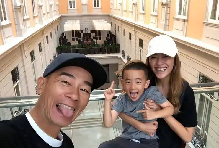 "父凭子贵"陈小春:上节目一脚踹翻儿子饭碗,却因此身价暴涨?