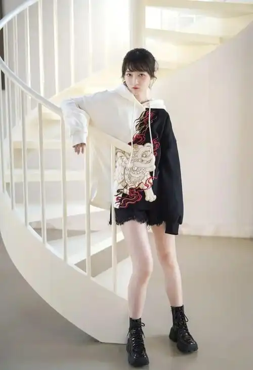 长腿女神徐娇这穿搭绝了衣品超赞个性十足