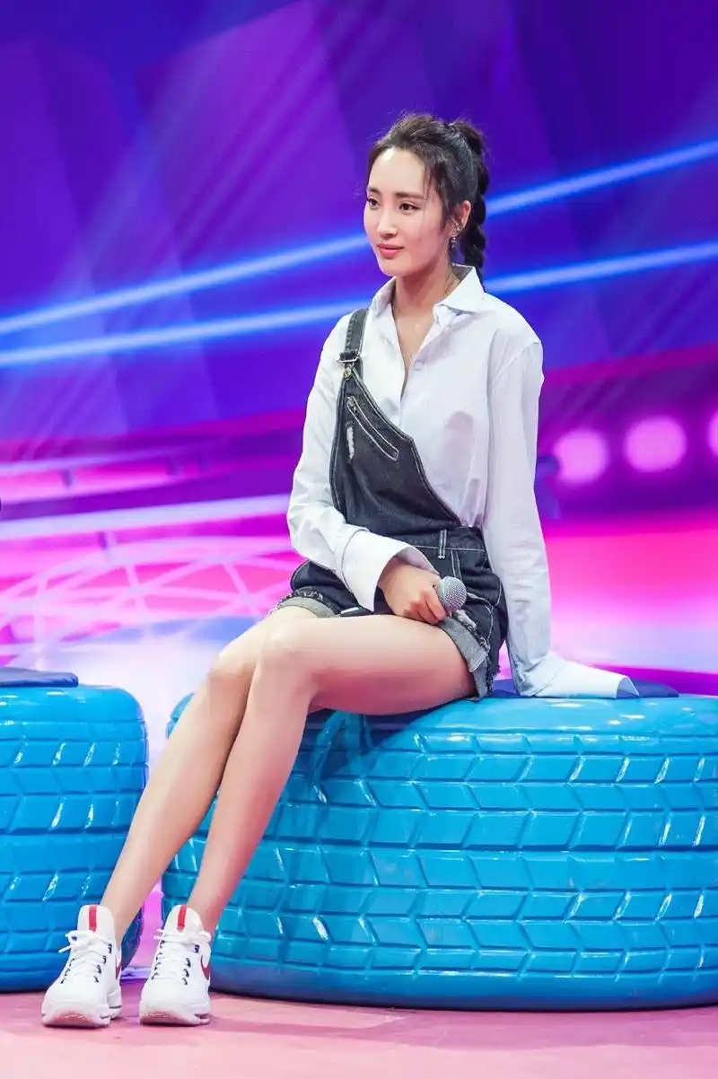 王紫璇针织衫短裤配皮衣秀大长腿被网友怒赞腿精名副其实