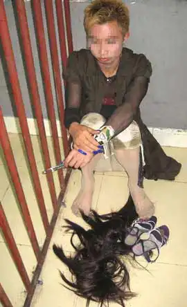 年轻男子装扮长发女儿身 站街招嫖拉客骗钱(图)