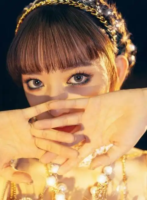 程潇身穿金色亮片裙大秀美腿!魔鬼身材太性感妖艳|短发|香肩_网易订阅