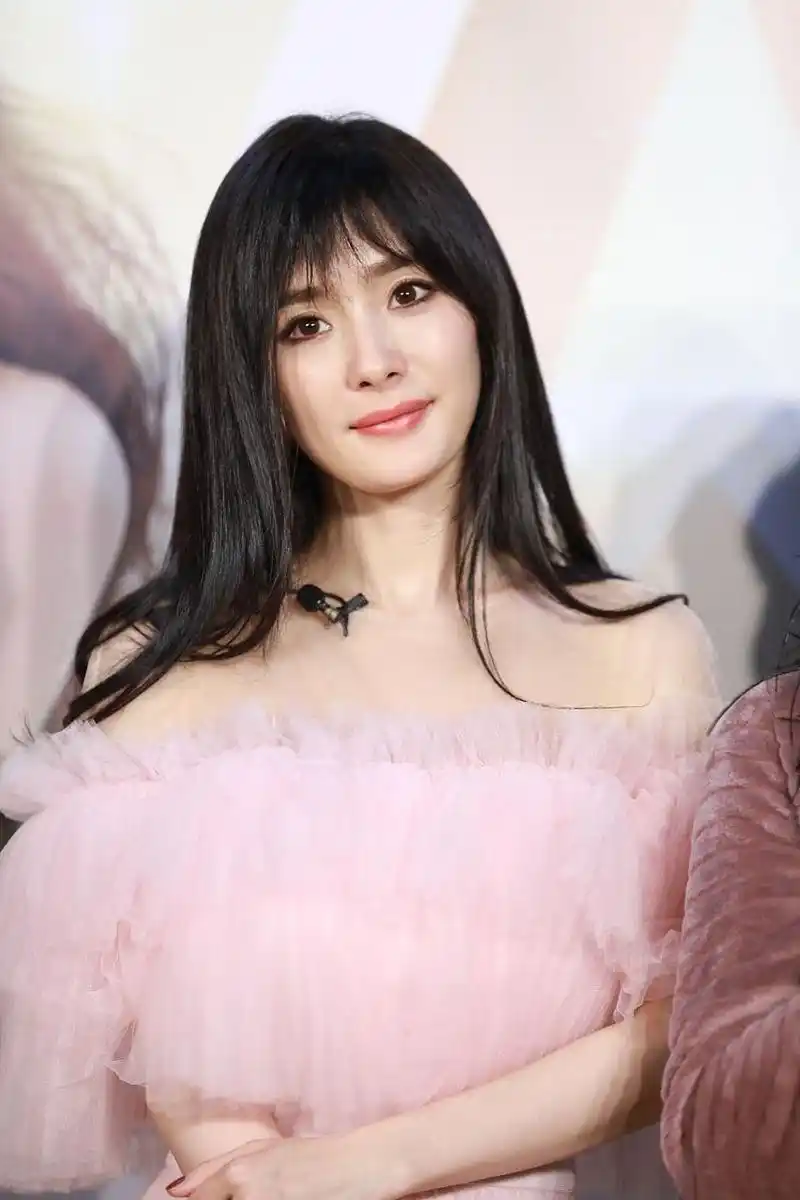 近日,杨幂的空气刘海搭配粉色裙子遭到了网友的疯狂吐槽.