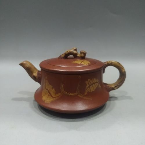 紫砂壶 底款:卢小伟制 容量: 260cc 尺寸:15×11×8