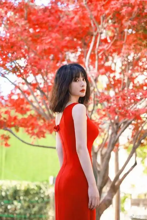 41岁柳岩穿红裙秀完美身材曲线十足御姐范儿