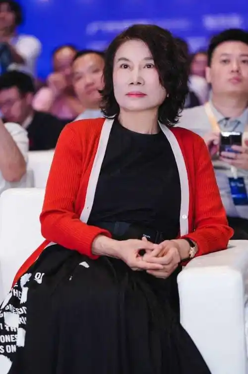 被认真打扮的董明珠惊艳到:短发微卷,穿衣色不过三,越老越洋气_发型