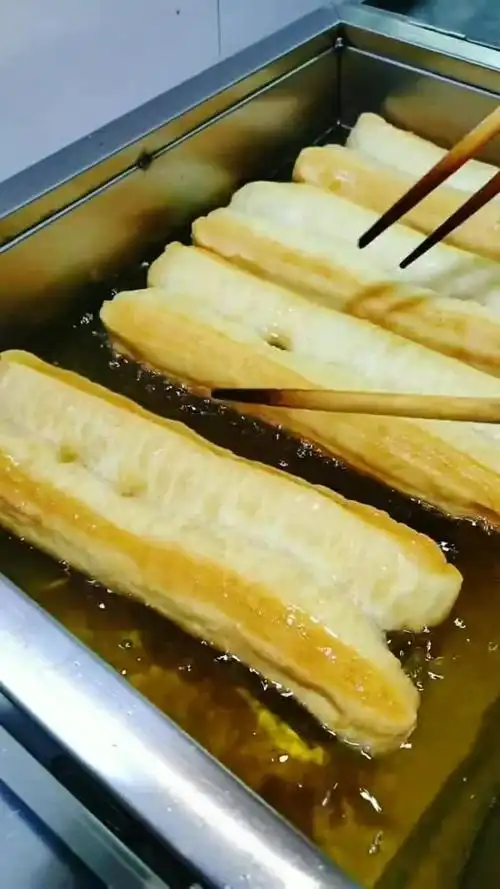 这样制作的油条不要太好吃,又大又长,价格也实惠!