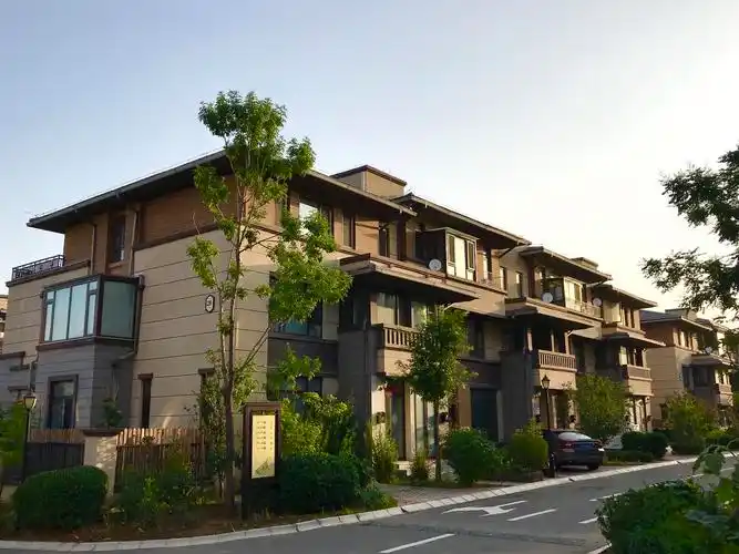 30日晨,雨后天晴,空气清新.清晨小区连体别墅,战友的家