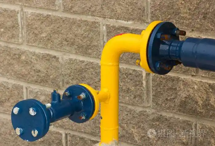 蓝色和黄色气体管道的连接关闭从街道边