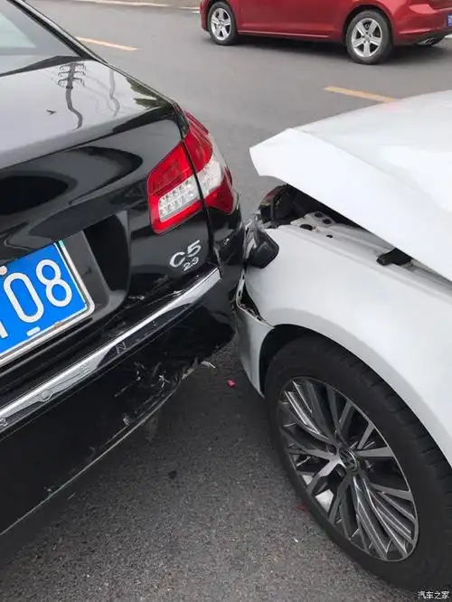 哎小c追尾了