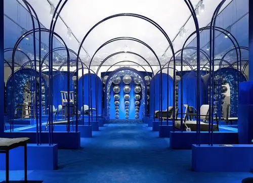 上海纯粹蓝色中的100椅凳展室内实景图