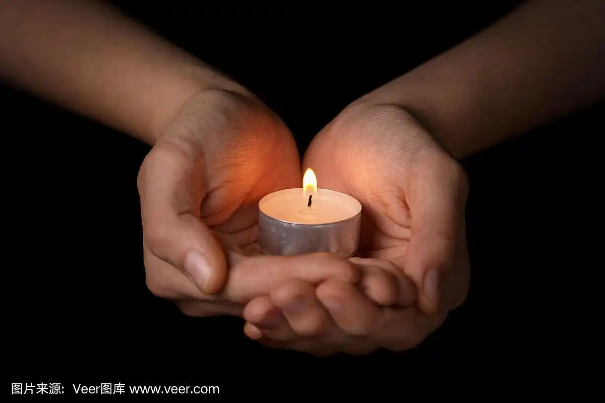 少女手握燃烧的蜡烛