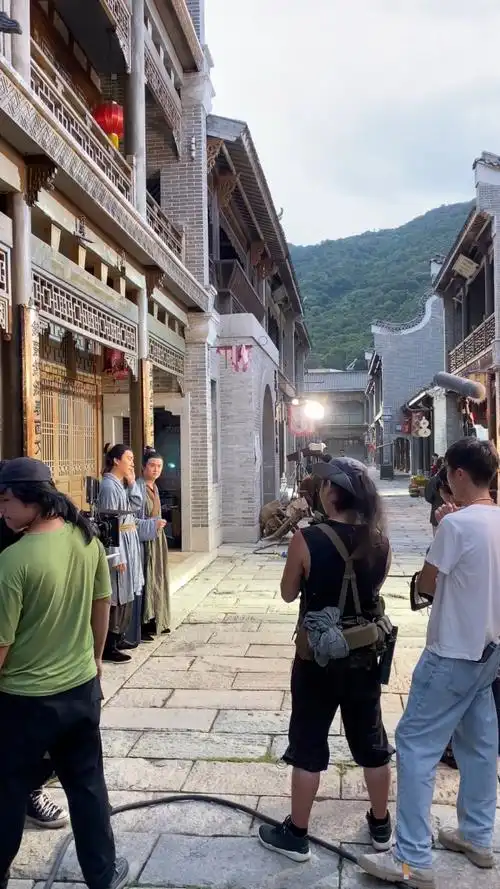 剧组拍戏现场,他是扮演周星驰走红的演员